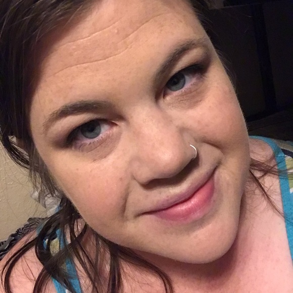 Meet your Posher, Emily - Picture 2 of 4